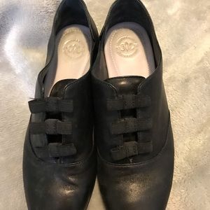 Black leather shoes with flat heel